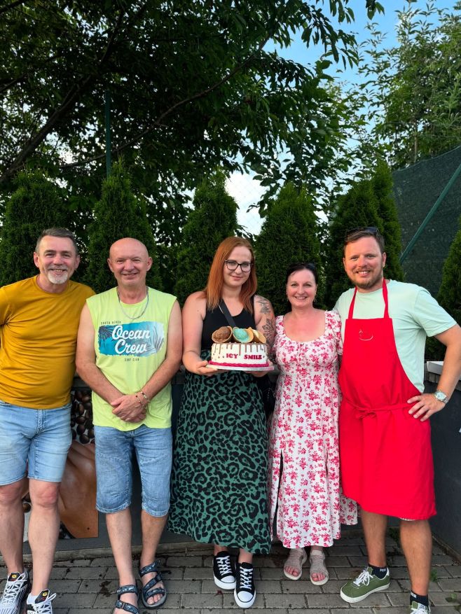 Kdo za tím vším stojí? Daniel, Jirka a Lucka. Tři lidi, dva stánky, jeden nápad – dělat točenou zmrzlinu jinak 🍦✨ V roce...