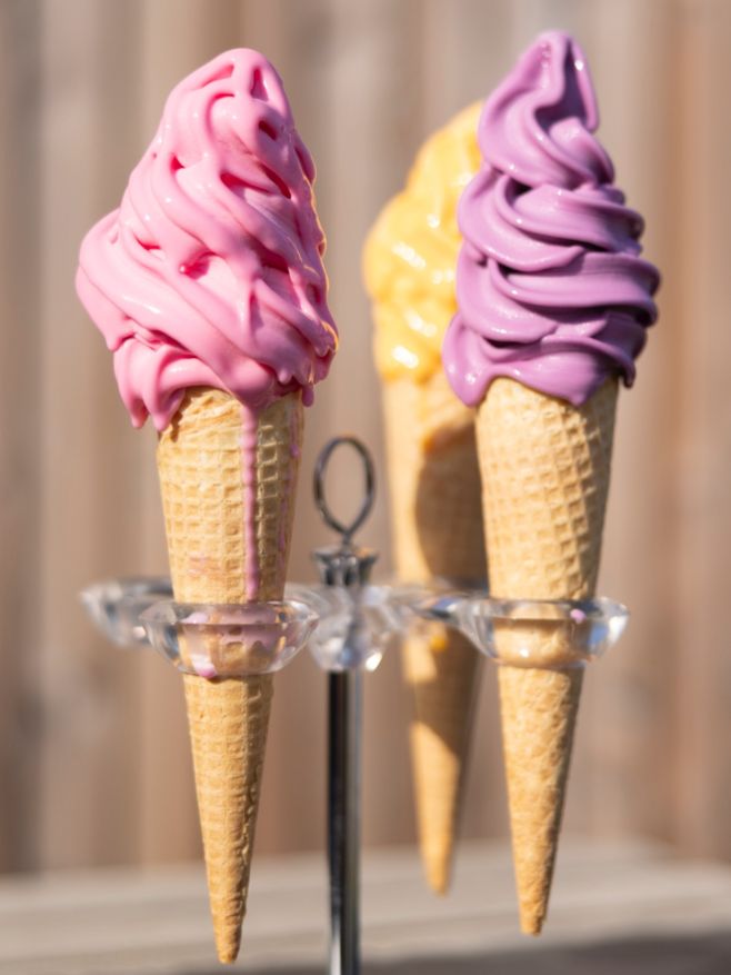 Věděli jste, že zmrzlinový kornoutek vznikl úplnou náhodou? 🍦✨ Rok 1904. Světová výstava v St. Louis. U zmrzlinářského...